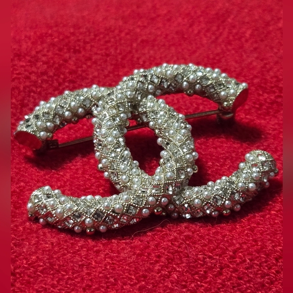 CC PEARLS & STONES BROOCH/PIN - Picture 2 of 9